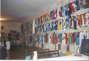 L'int�rieur rempli de Maillots de h�ros et d'anonymes